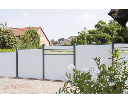 Garten mit Zaun aus Kunststoffelementen und Metallpfosten