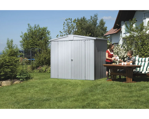Gerätehaus Biohort Europa Gr. 3 244 x 156 cm silber-metallic Gartenszene mit Gerätehaus, Tisch und zwei Personen