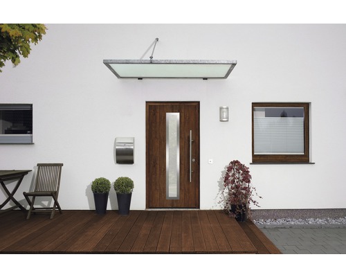 Façade de maison avec porte d''entrée, auvent, boîte aux lettres et décoration