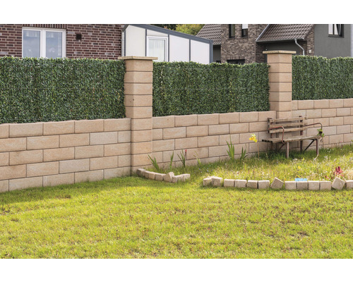 Gartenmauer mit Gabionenwand und Sitzbank