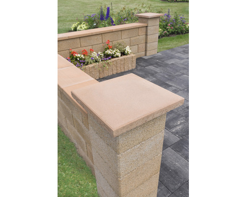 Gartenmauer aus Betonsteinen mit Abdeckung und Blumenkasten