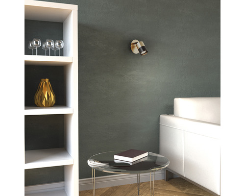 Wohnraum mit Regal, Dekoration, Tisch und Wandleuchte