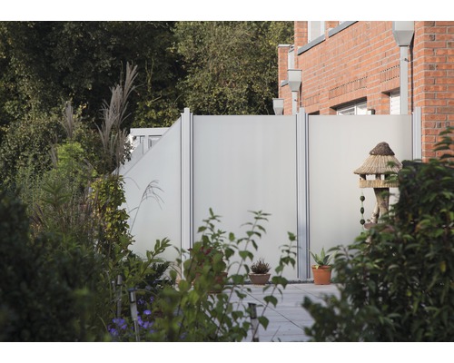 Gartenszene mit Sichtschutzzaun aus Glas