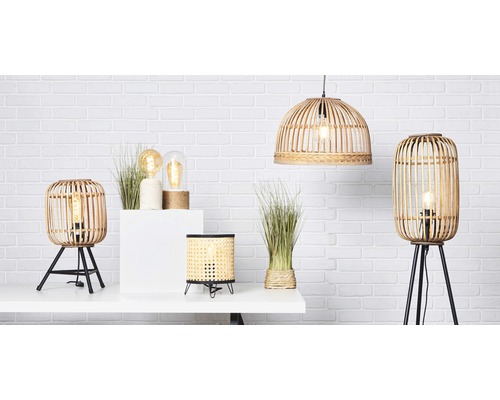 Dekorative Raumgestaltung mit Steh-, Tisch- und Hängeleuchten aus Bambus