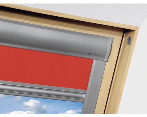 Fenêtre de toit avec store enrouleur rouge et logo Fakro