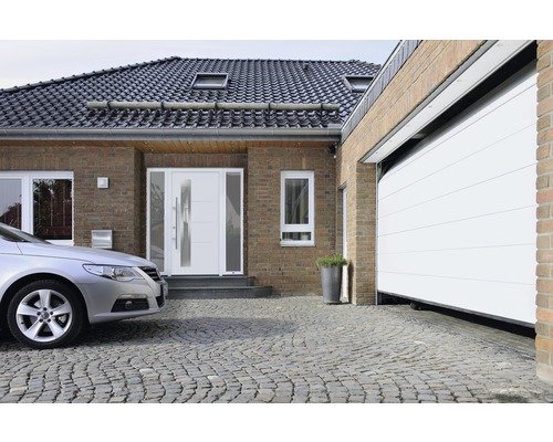 Einfamilienhaus mit Garage, Haustür und gepflasterter Einfahrt