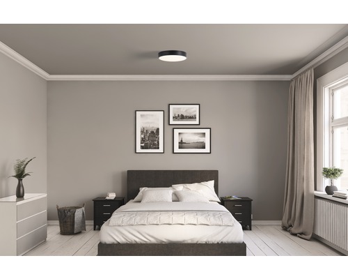 Chambre avec lit, tables de chevet, commode et plafonnier