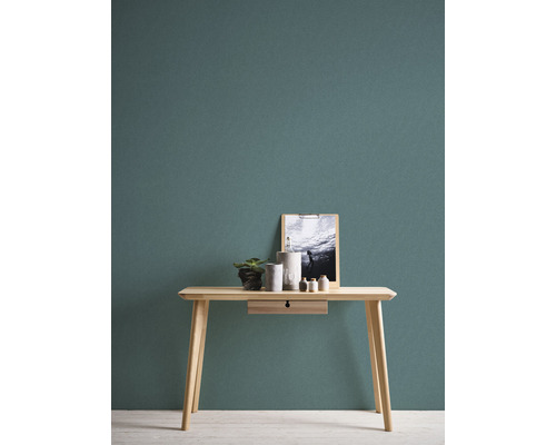 Holztisch mit Dekoration und einem Bild auf einem Klemmbrett