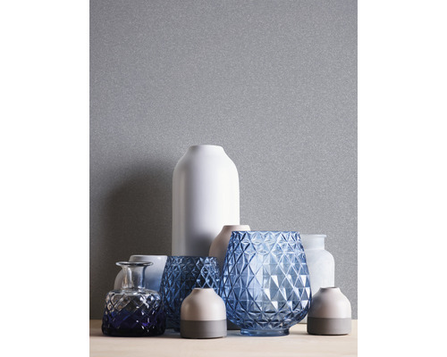 Vases décoratifs en verre et en céramique de différentes formes et tailles.