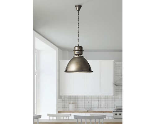 Hängelampe aus Metall über einem Küchentisch