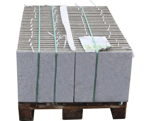 Pflastersteine auf Palette, mit Bändern fixiert