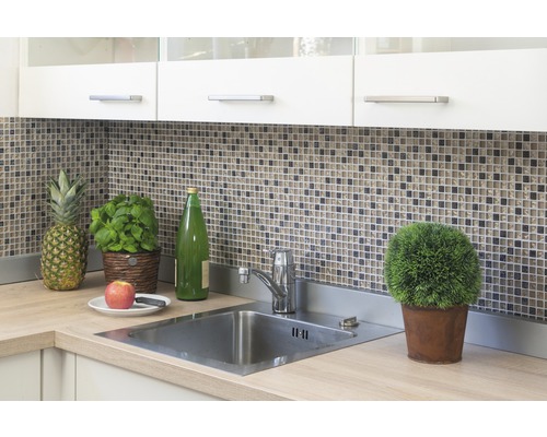 Évier de cuisine avec robinet, carreaux de mosaïque, armoires de cuisine et décorations telles qu''un ananas et un pot de basilic