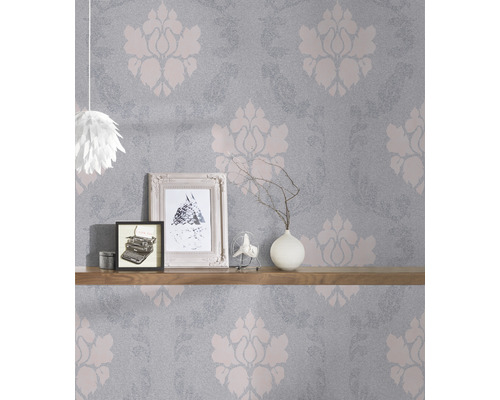 Intérieur avec papier peint à motifs et étagère murale avec objets de décoration