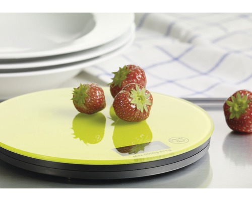 Balance de cuisine numérique avec des fraises