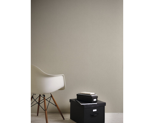 Vue d''une pièce avec du papier peint structuré, une chaise et des boîtes de rangement noires