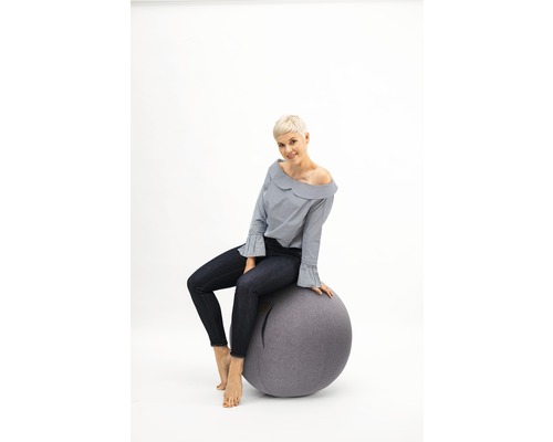 Femme assise sur un ballon de gymnastique