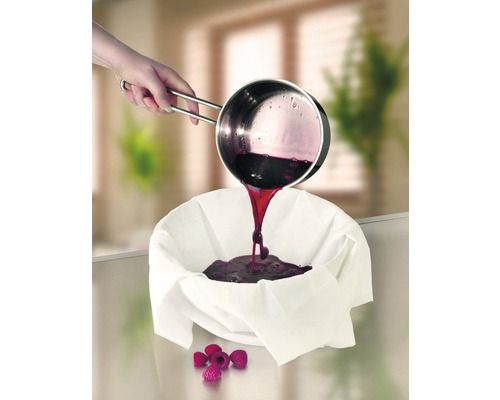 De la confiture est versée dans un récipient à travers un linge.