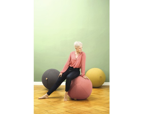 "Femme assise sur un ballon de gymnastique en tissu 