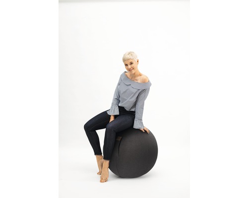 Femme assise sur un ballon de gymnastique