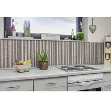 Scène de cuisine avec mur en mosaïque, corbeille de fruits et cuisinière