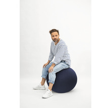 Homme assis sur un ballon de gymnastique.