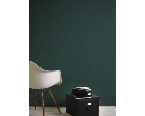 Scène avec un mur vert, une chaise blanche et des boîtes de rangement noires