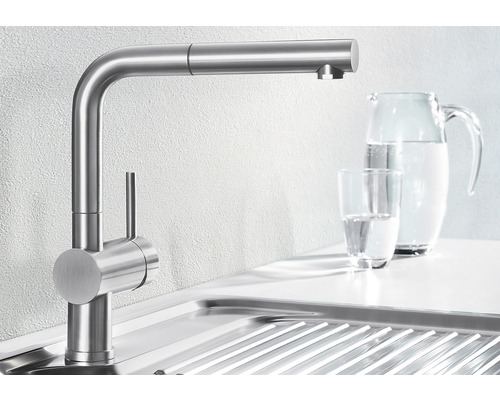 Küchenarmatur aus Edelstahl neben Spüle und Wasserkrug