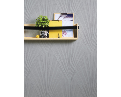 Étagère murale avec décoration sur un mur à motifs