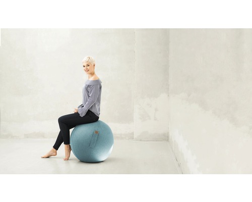 Femme assise sur un ballon de gymnastique
