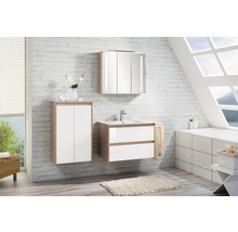 Badezimmer mit Waschtischunterschrank, Spiegelschrank mit Beleuchtung und Hochschrank