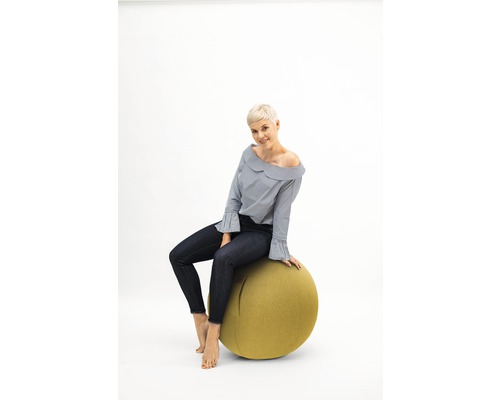 Femme assise sur un ballon de gymnastique