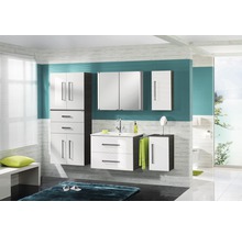 Badezimmer mit Waschtisch, Spiegelschrank und Hochschrank in hellem Design