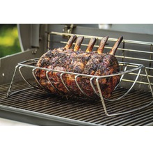 Un rôti dans un panier à griller sur un barbecue.