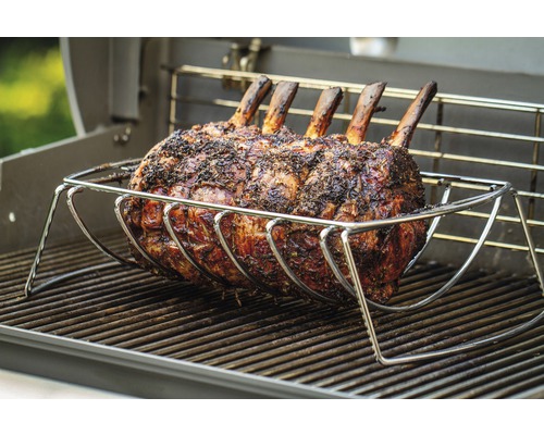 Ein Stück Braten im Grillkorb auf einem Grill.