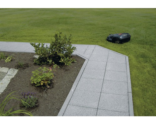 Chemin de jardin avec pavés et robot tondeuse