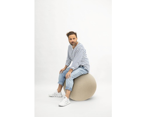 Homme assis sur un ballon de gymnastique