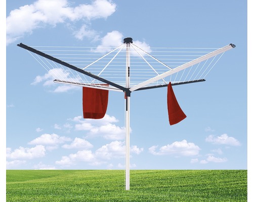 Drehwascheständer im Freien mit daran hängenden Textilien