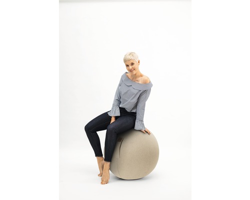 Femme assise sur un ballon de gymnastique