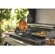 Poulet grillé sur un barbecue avec accompagnement de légumes