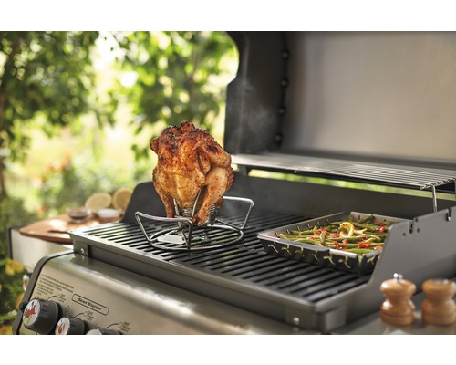 Gegrilltes Hähnchen auf einem Grill mit Gemüsebeilage