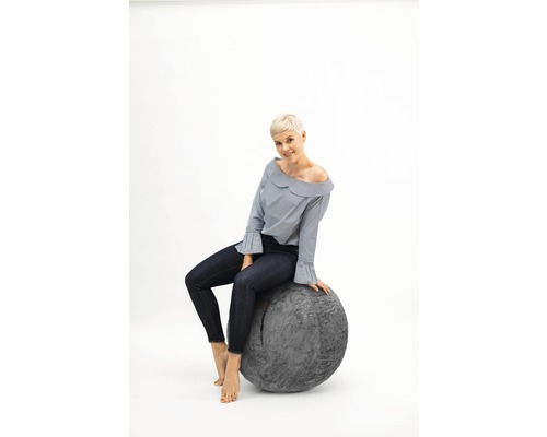 Femme assise sur un ballon de siège gris