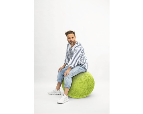 Homme assis sur un ballon de siège vert