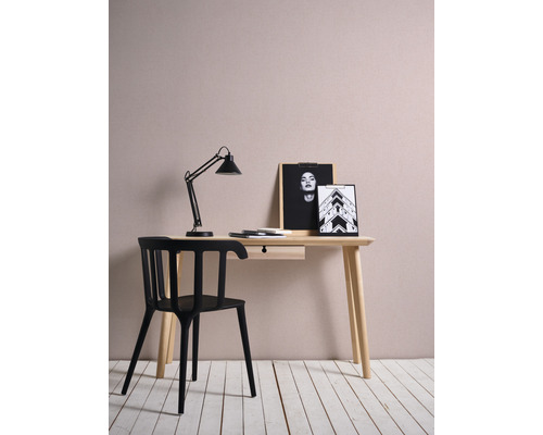 Bureau avec tiroir, lampe de bureau et chaise noire