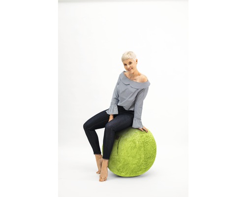 Femme assise sur un ballon de siège vert