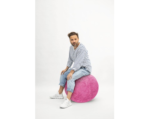 Homme assis sur un ballon de gymnastique