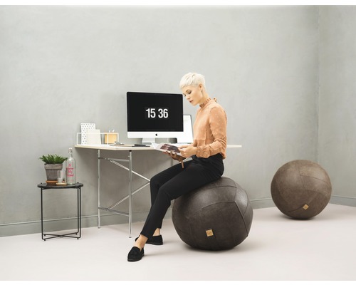 Bureau avec bureau, ordinateur et ballon de gymnastique comme chaise de bureau