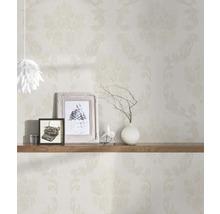 Papier peint à motif floral, étagère en bois avec des décorations telles que des cadres photo et un vase