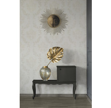 Scène décorative avec console, miroir, vase et feuille