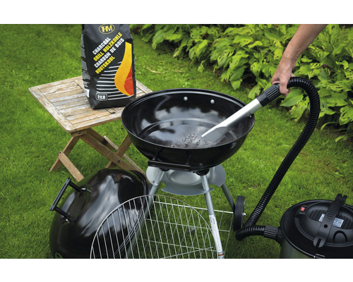 Szene mit Holzkohlegrill, Holzkohlesack und Aschesauger auf Rasen
