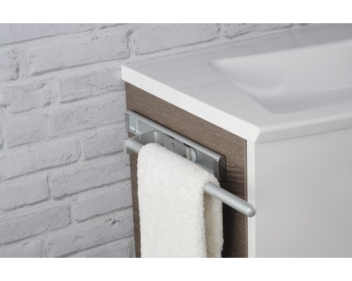 Handtuchhalter am Waschtisch mit Handtuch